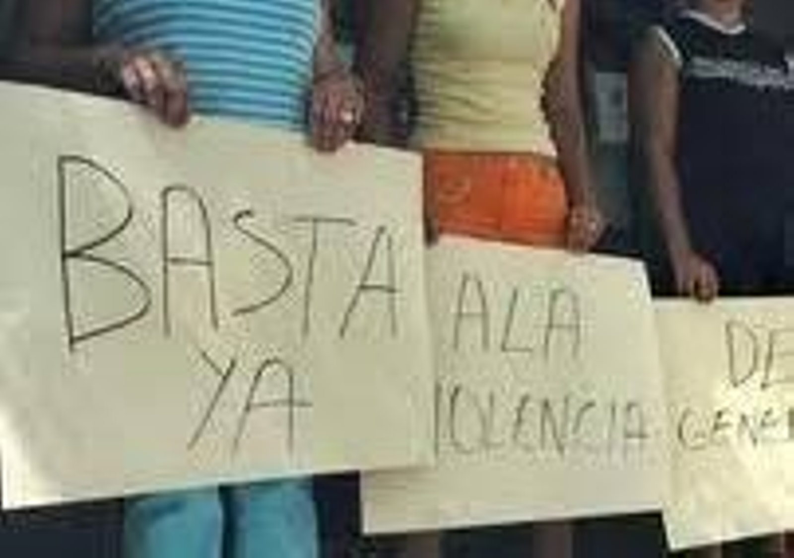 En la imagen, carteles en contra de la violencia de género.