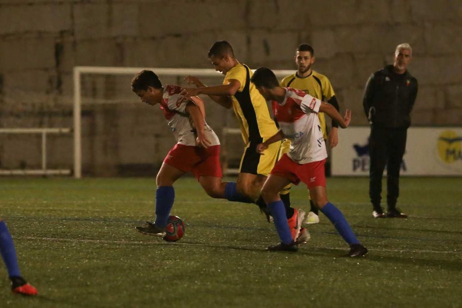 El Val Miñor de División de Honor juvenil goleó ayer al Rápido de Bouzas (5-2), de Tercera División, en un partido amistoso que tuvo lugar en el campo de Condomínguez. El equipo vigués acusó las bajas con las que se presentó al encuentro frente a un Val Miñor que demostró que sigue siendo una de las canteras más prolíficas del sur de Galicia.