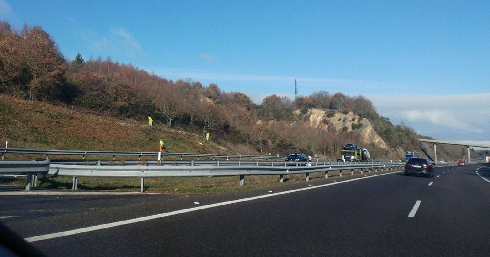 Tres operarios renuevan las vallas a la altura de Taboadela.