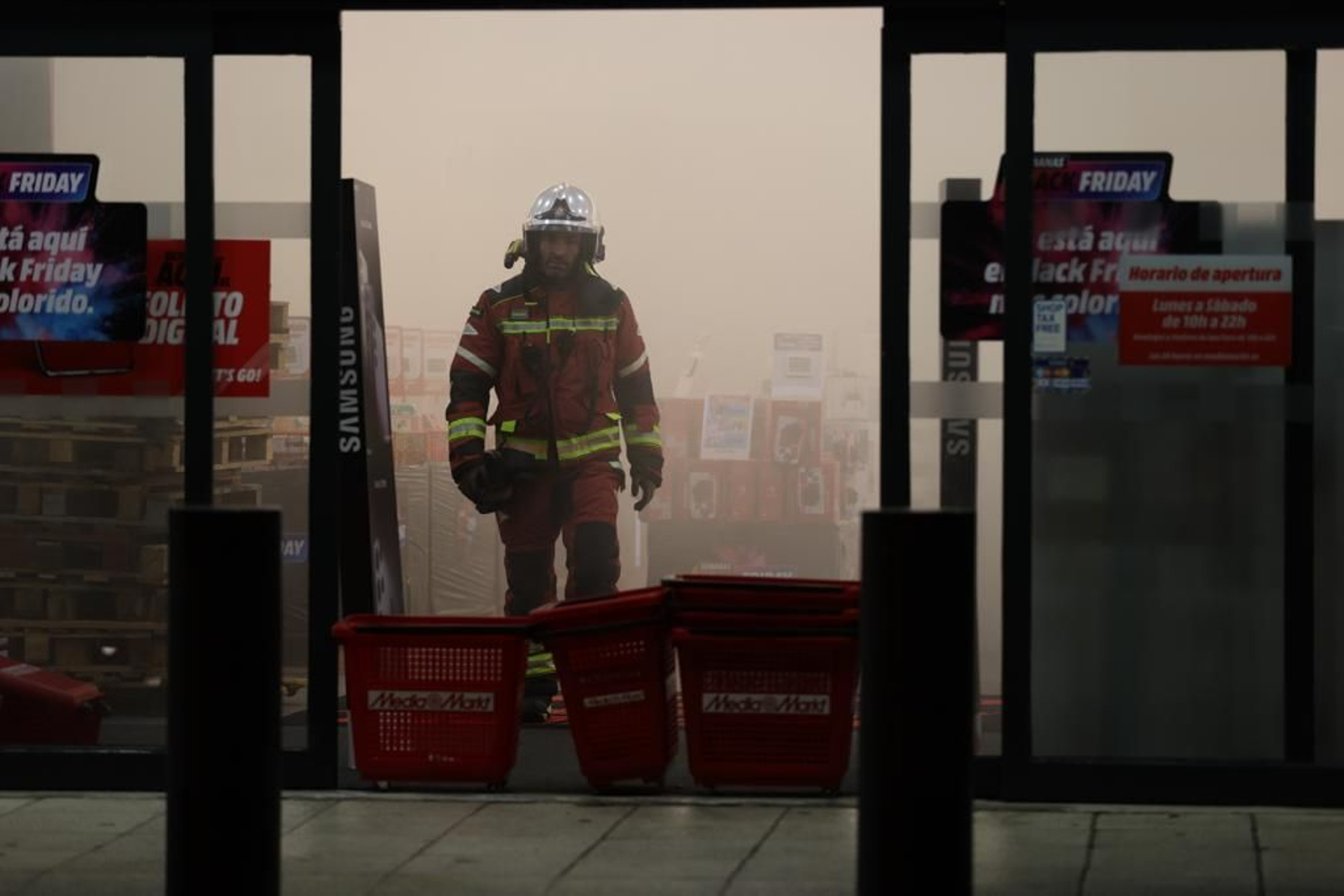 Bombero saliendo del interior del MediaMarkt. // Alberte