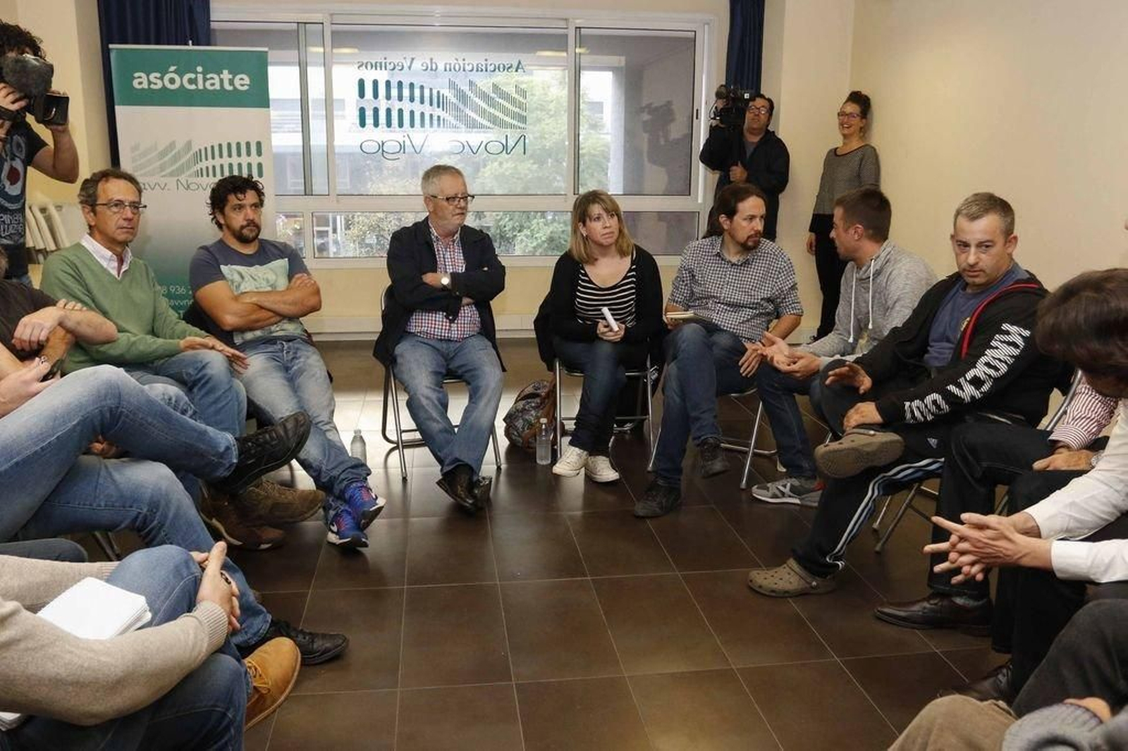 A la izquierda, Xosé Manuel Pazos, Carmen Santos y Pablo Iglesias.