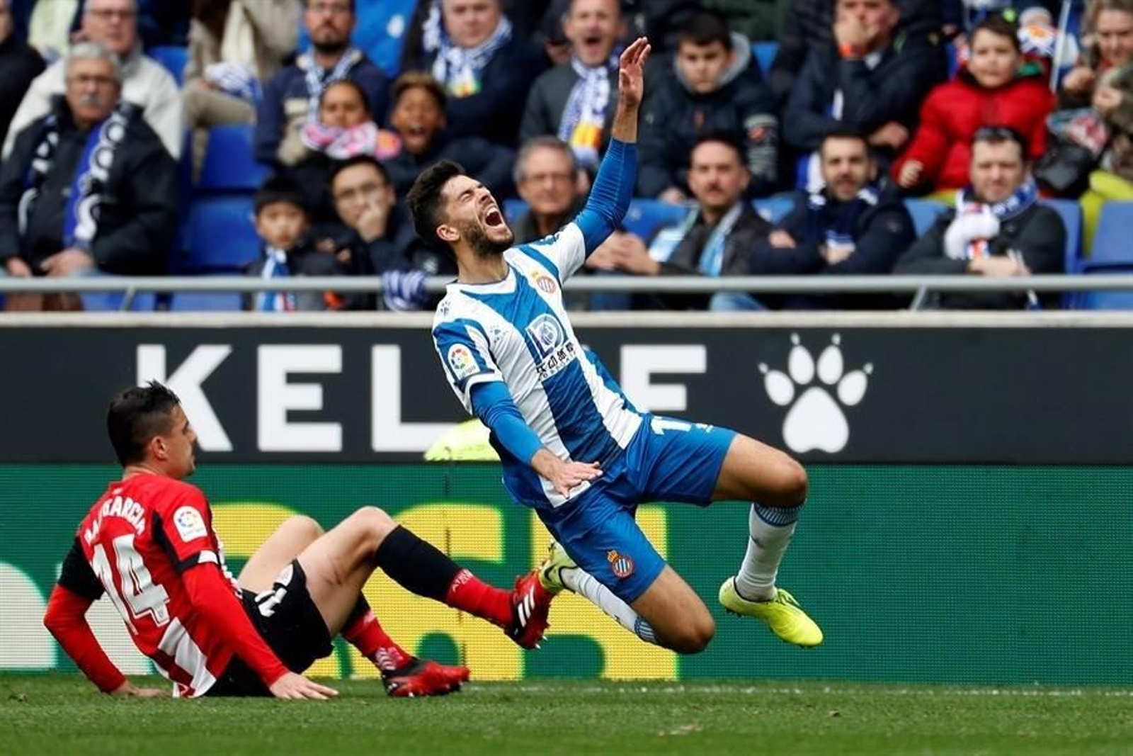 El defensa del Athletic de BilbaoDani García (i), y el jugador del Espanyol Didac Vila (d), durante el partido de LaLiga