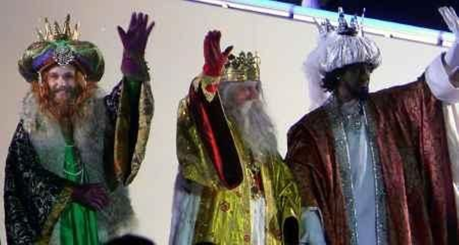 Los Reyes Magos saludan a los niños.