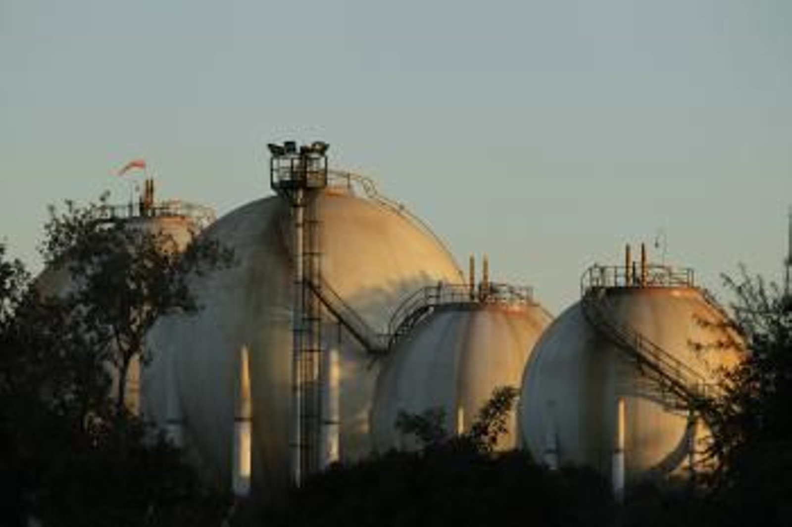 Vista de tanques de gas en las instalaciones de la Terminal Dock Sud, de la petrolera YPF (Foto: EFE)