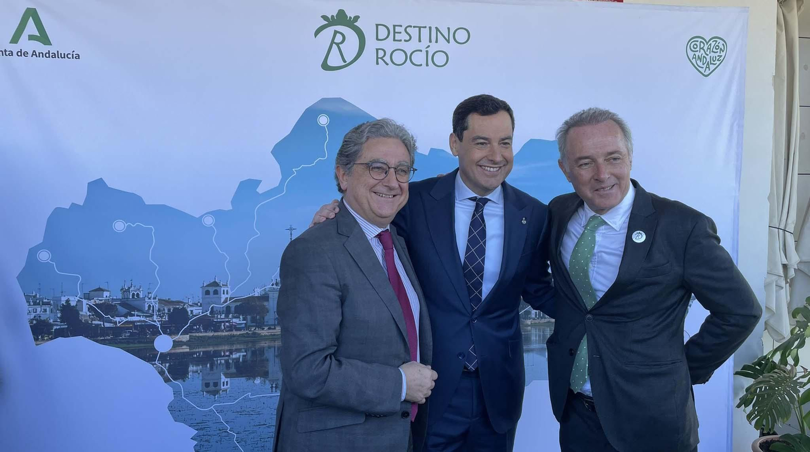 De izquierda a derecha, Enric Milló, Juanma Moreno y José Manuel Soto