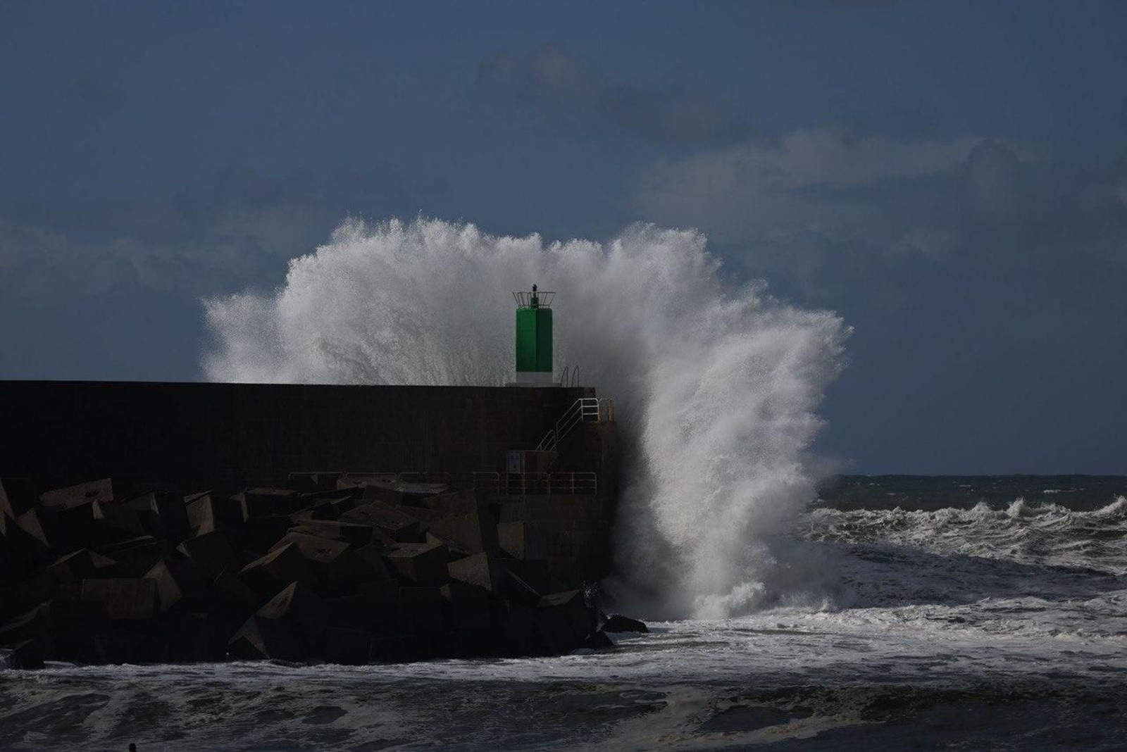 El fuerte oleaje amenaza el espigón de A Guarda.