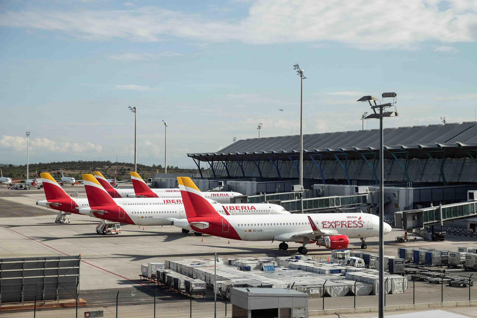 Vista de unos aviones de Iberia en la pista de la terminal T4 del aeropuerto Adolfo Suárez de Madrid. EFE/Rodrigo Jiménez