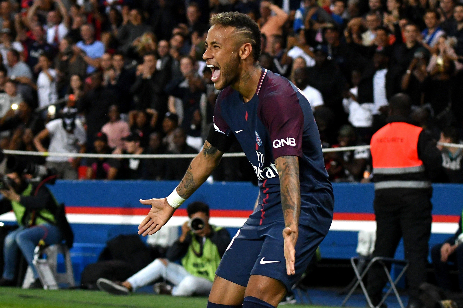Neymar celebra un gol con su nuevo equipo, el París Saint-Germain.