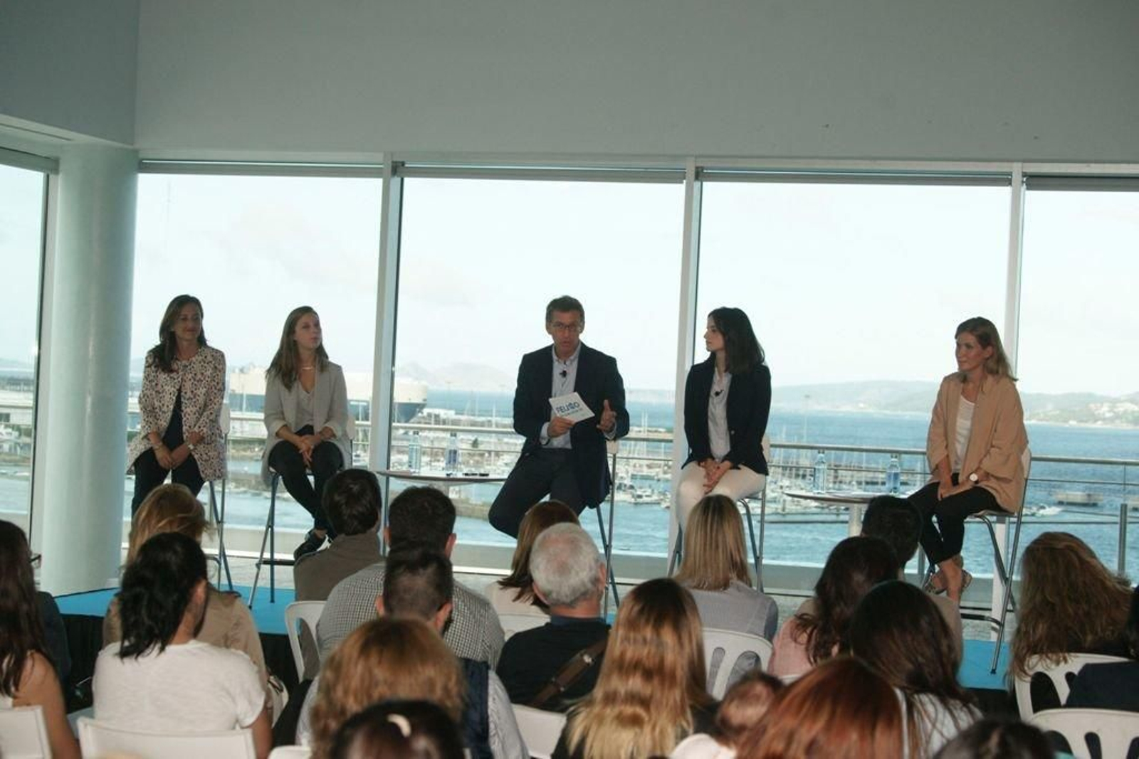 Alberto Nuñez Feijóo se reunió con jóvenes ayer en el Auditorio Mar de Vigo.