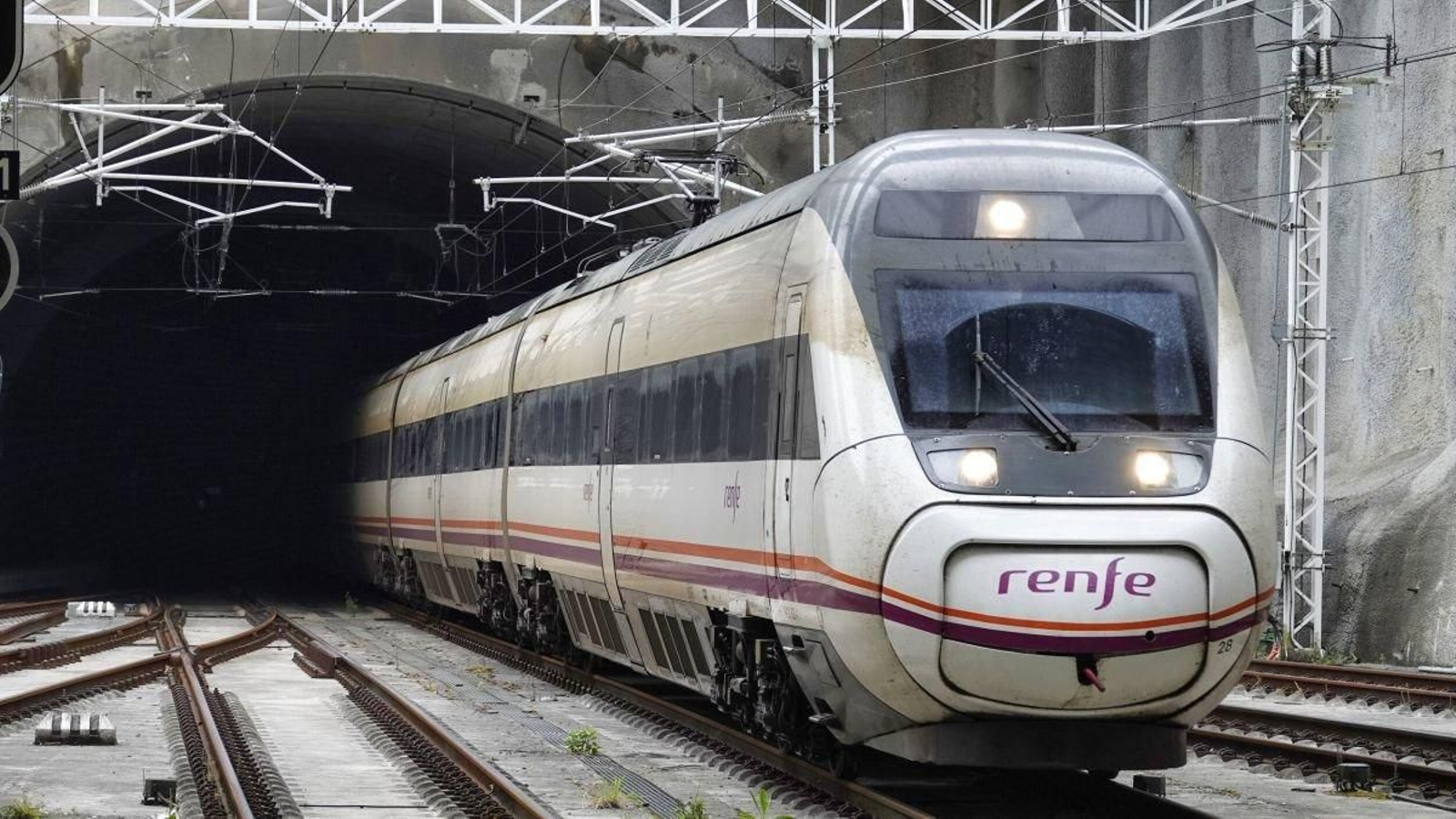 Un tren de alta velocidad entra en la estación de Urzaiz en uno de sus primeros servicios en Vigo.