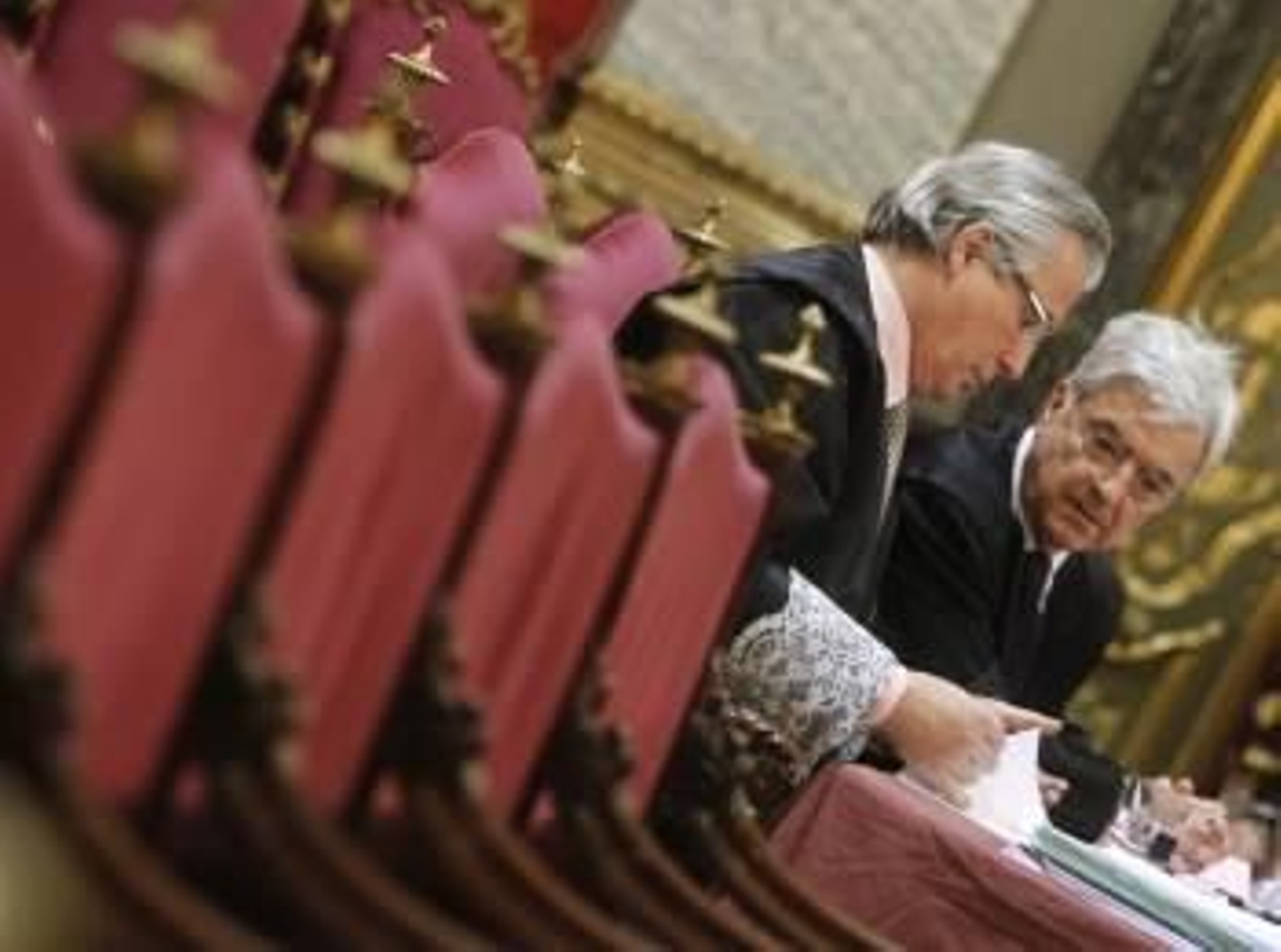 El juez Baltasar Garzón (i), junto a su abogado Francisco Baena Bocanegra, durante el juicio que se sigue contra él en el Tribunal Supremo por ordenar grabar las conversaciones en prisión entre los imputados del 'caso Gürtel' (Foto: EFE)