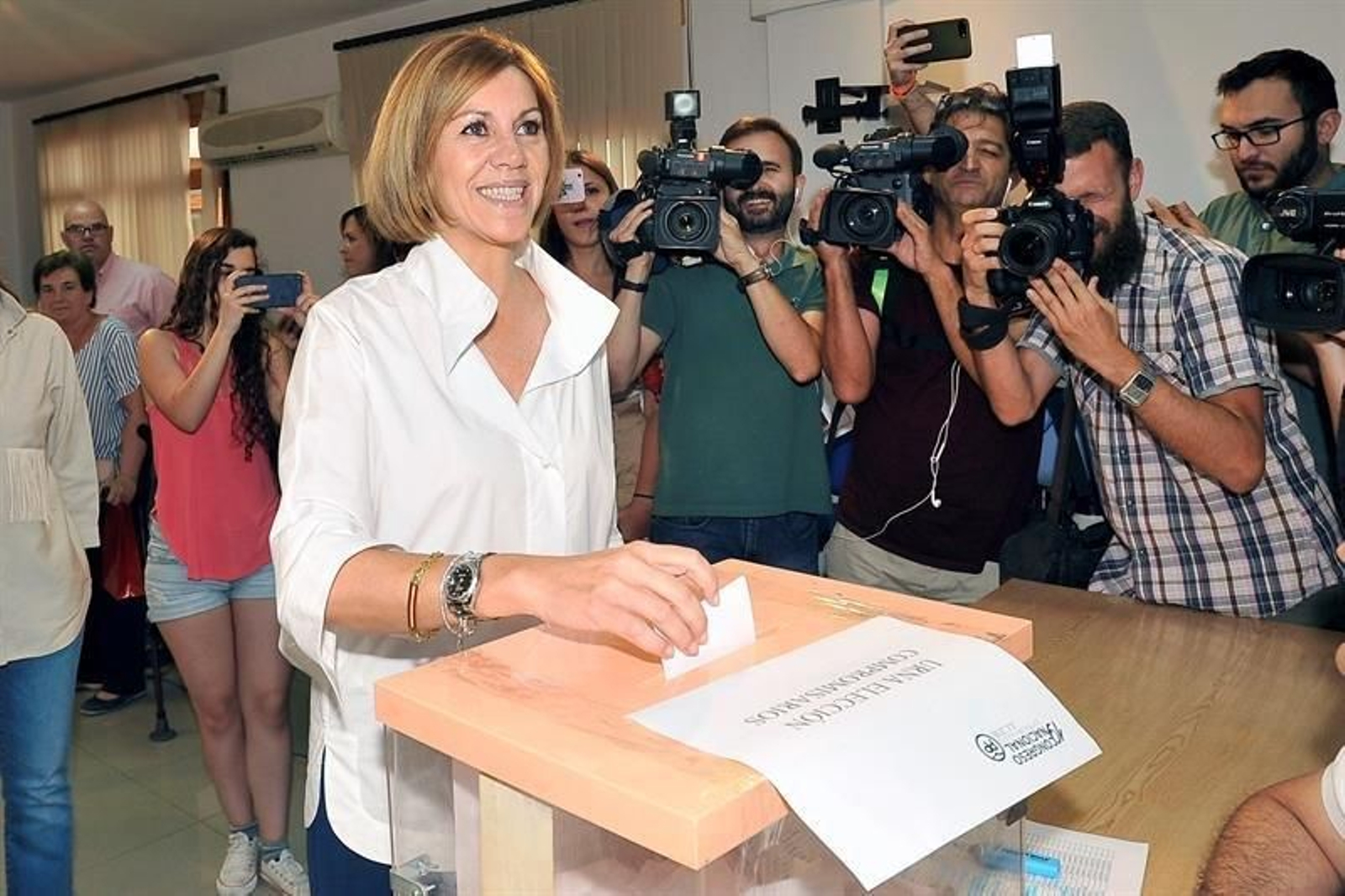 La candidata a la presidencia del Partido Popular ,Mª Dolores de Cospedal, deposita su voto para la presidencia del PP