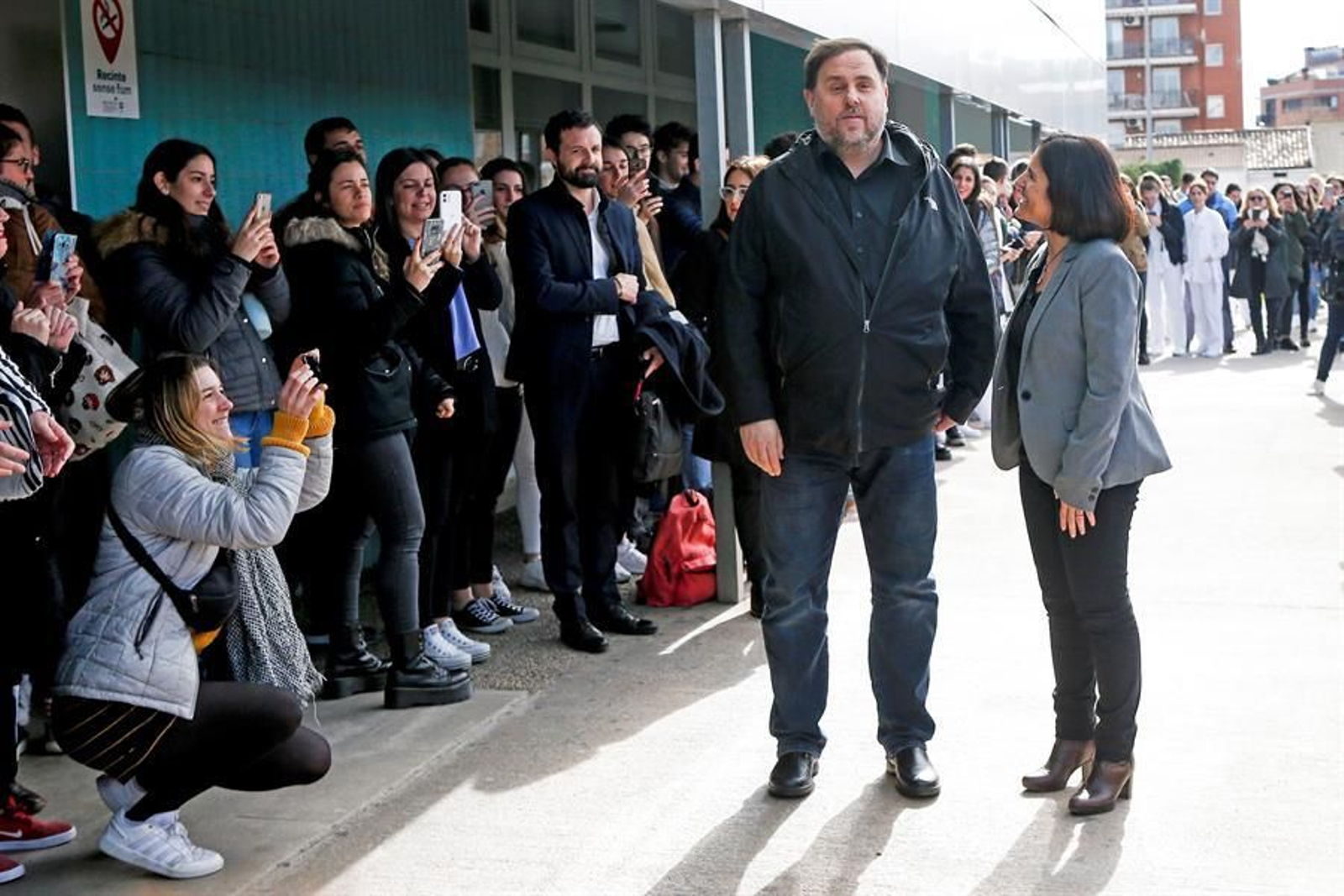 El exvicepresidente de la Generalitat Oriol Junqueras, condenado a 13 años de cárcel por sedición, junto a la vicerrectora del campus de Manresa de la Universidad de Vic, Silvia Mas (d)