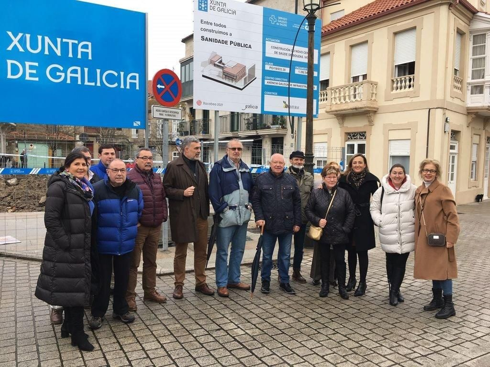 Los concejales del PP con vecinos de Bouzas ante el solar para el centro de salud.