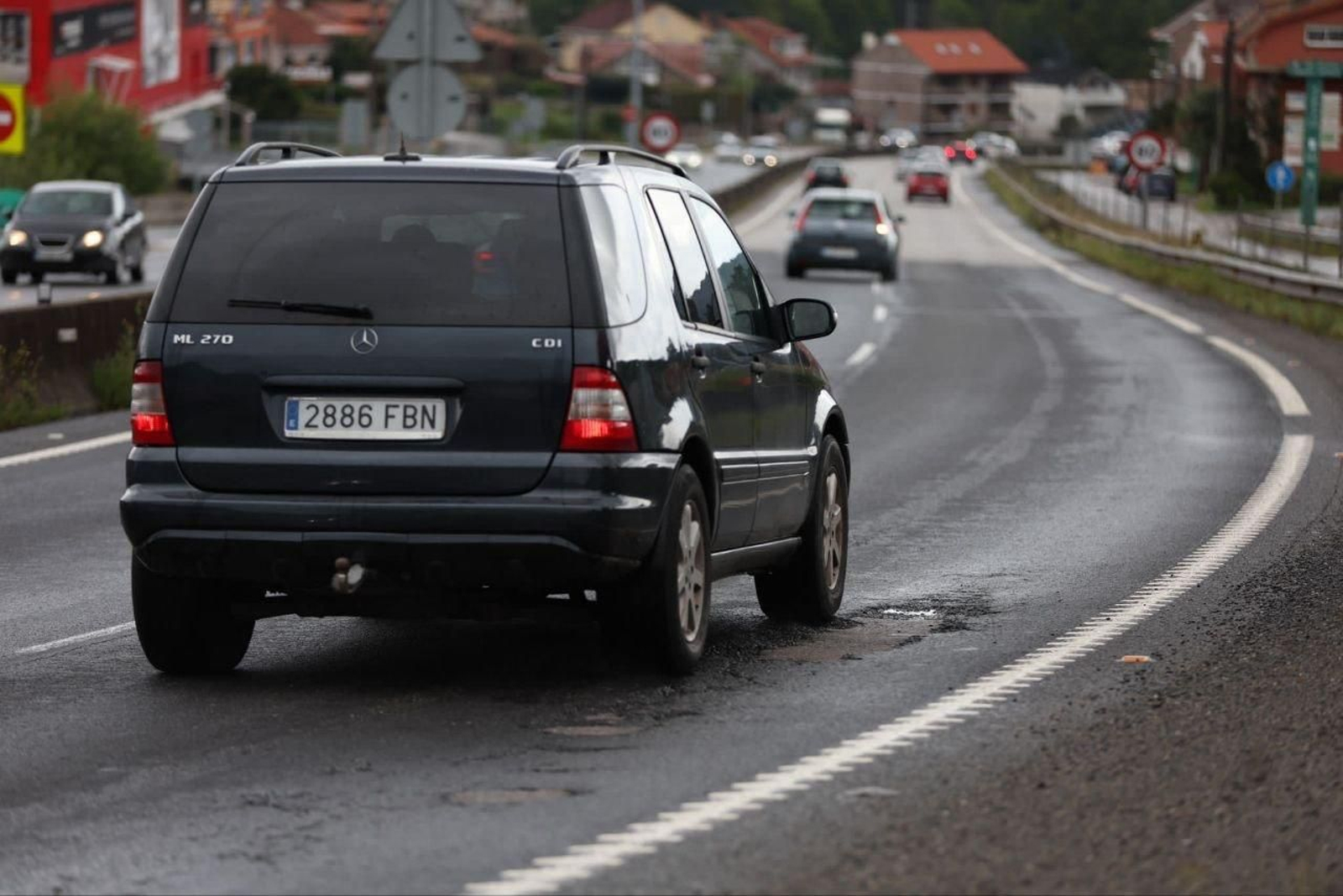 Coches circulando a través de los baches de la A-55.