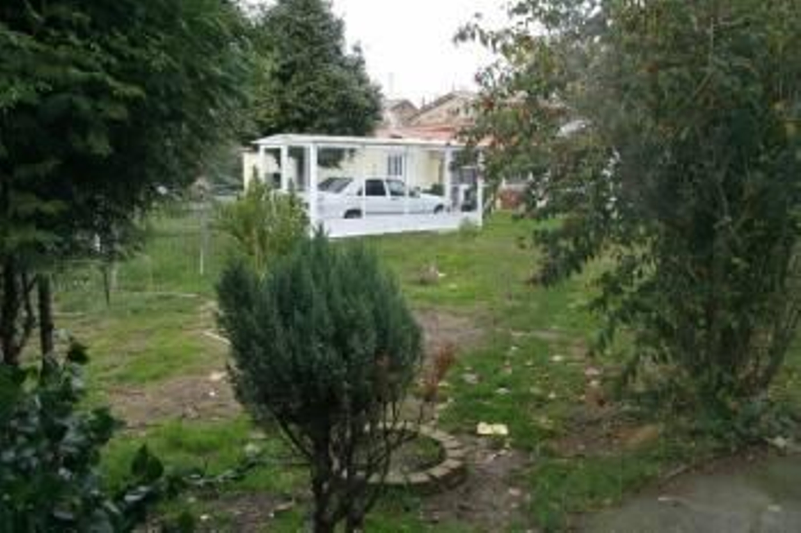 En la imagen, interior del asentamiento donde se aprecia un viejo coche colocado en una urna de cristal que perteneció a uno de los patriarcas del clan ya fallecido. (Foto: EFE)