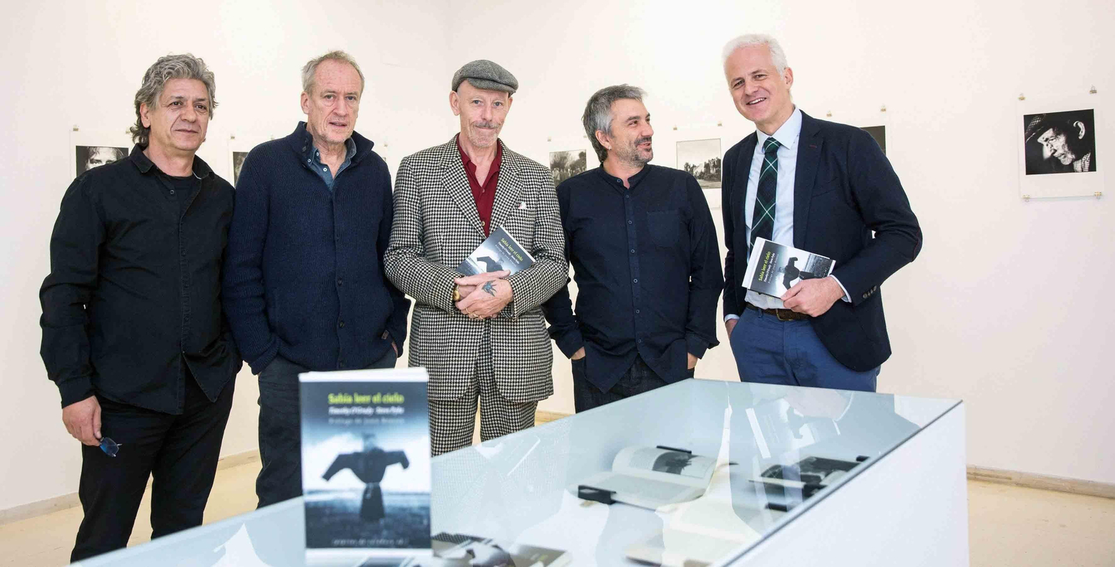 El fotógrafo inglés Steve Pyke (3d), el escritor norteamericano Timothy O'Grady (2iz), el editor de "Pepitas de calabaza",Julien Lacalle (2d) y el alcalde de la capital riojana, Pablo Hermoso de Mendoza. EFE/Raquel Manzanares