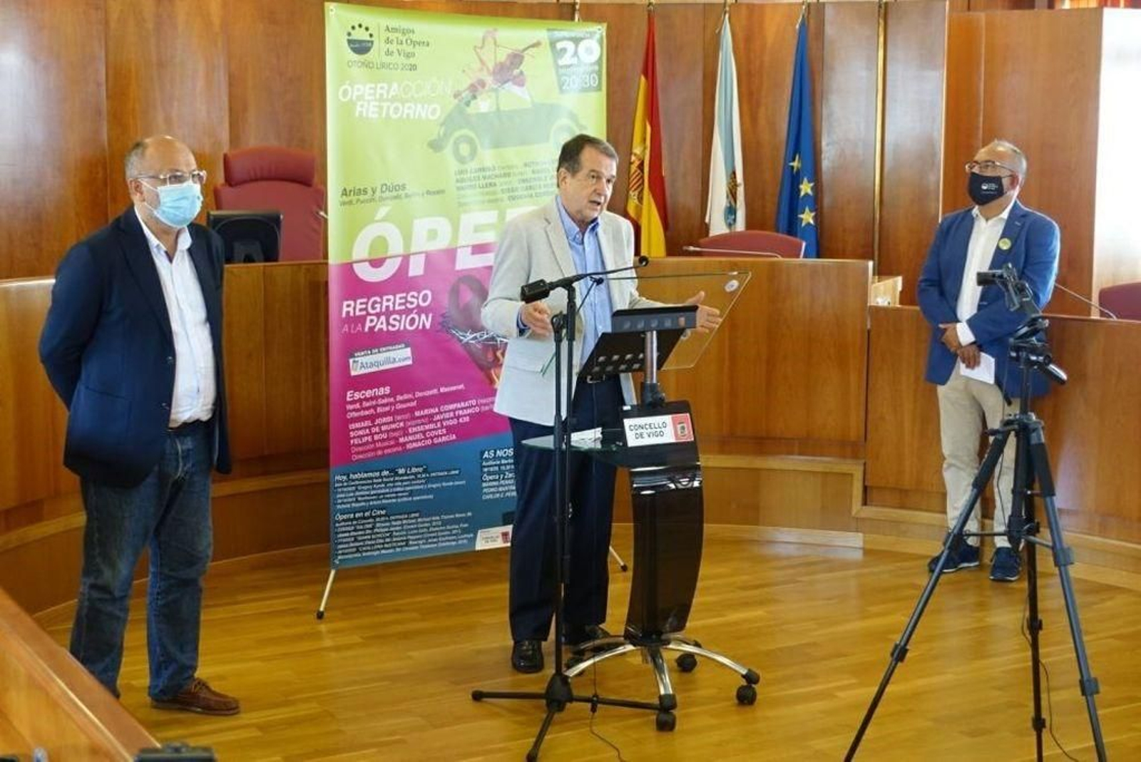 El concejal Abel Losada, Abel Caballero y el director de Amigos de la Ópera, Daniel Diz.