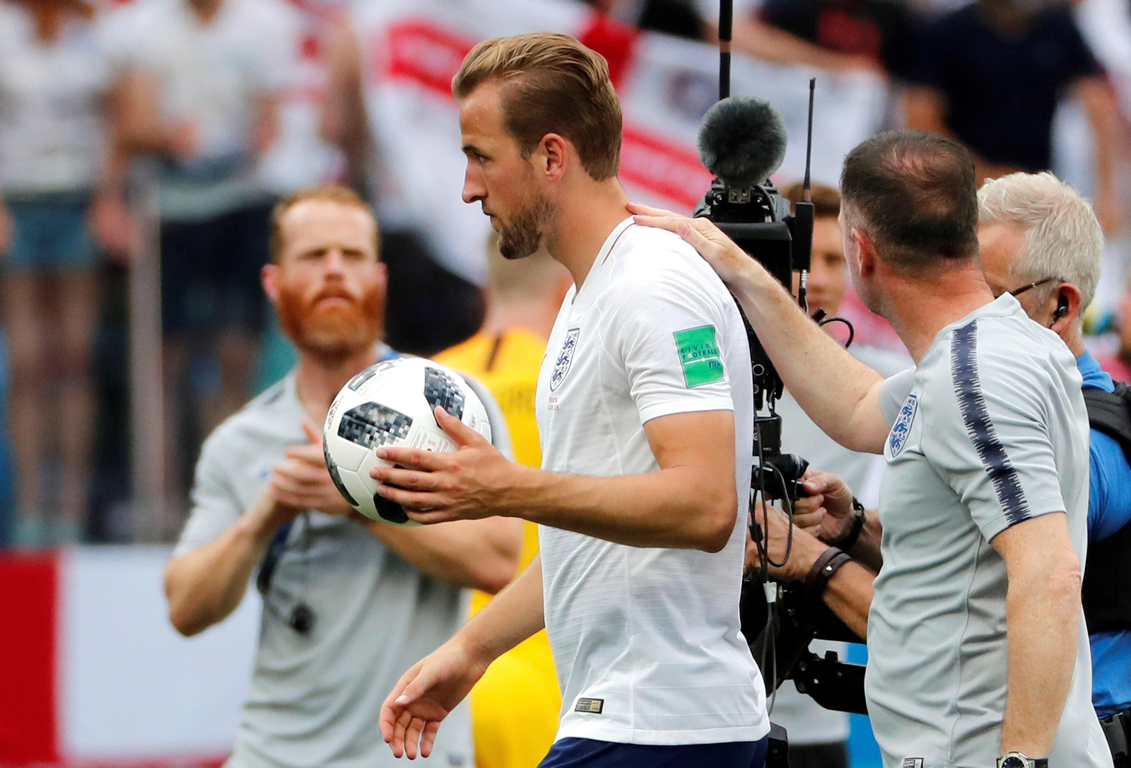 Kane se retira con el balón del choque tras su hat-trick.