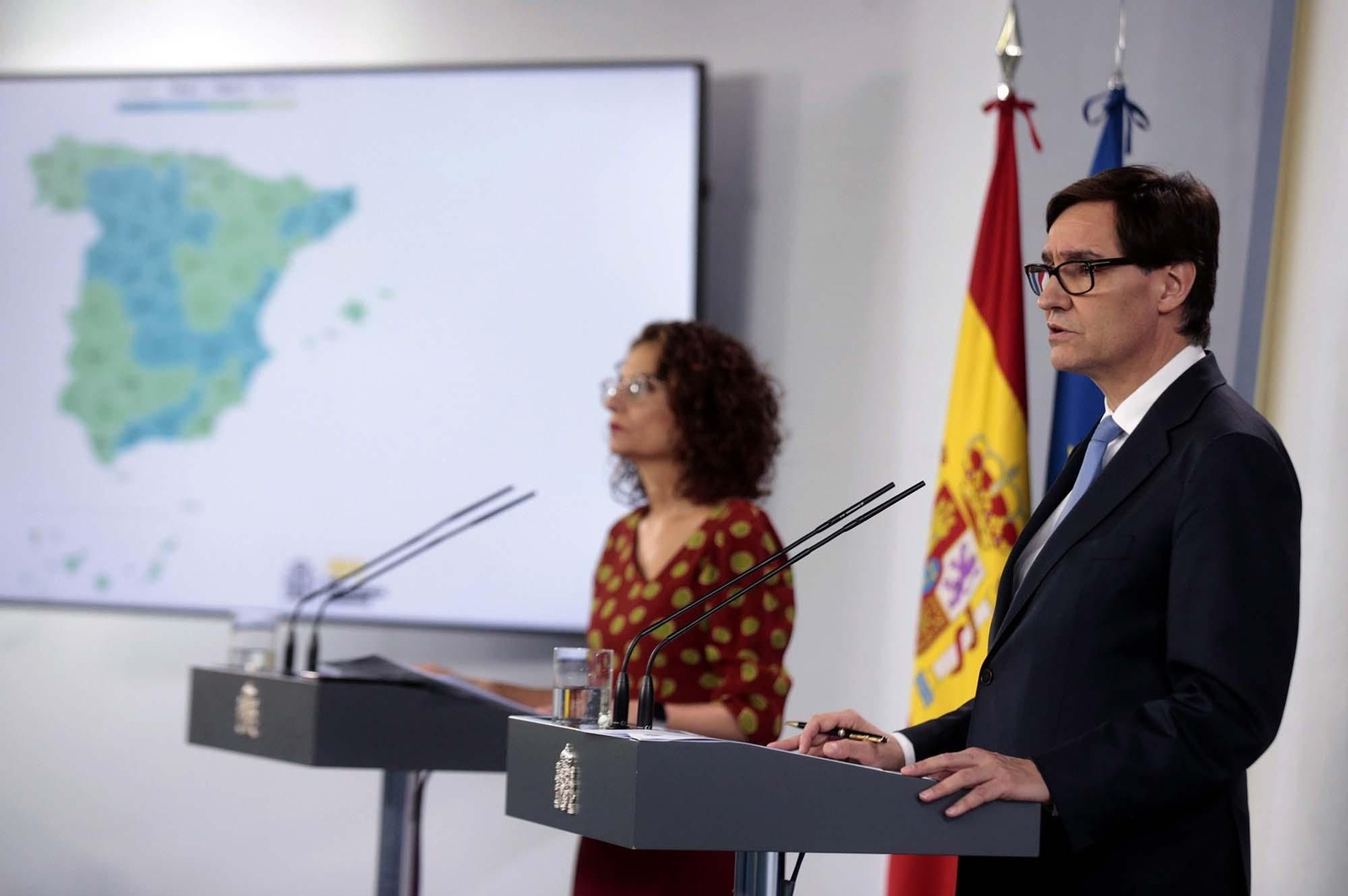 La ministra de Hacienda y portavoz del Gobierno, María Jesús Montero, y el ministro de Sanidad, Salvador Illa, durante la rueda de prensa tras el Consejo de Ministros. EFE/José María Cuadrado Jiménez/Moncloa