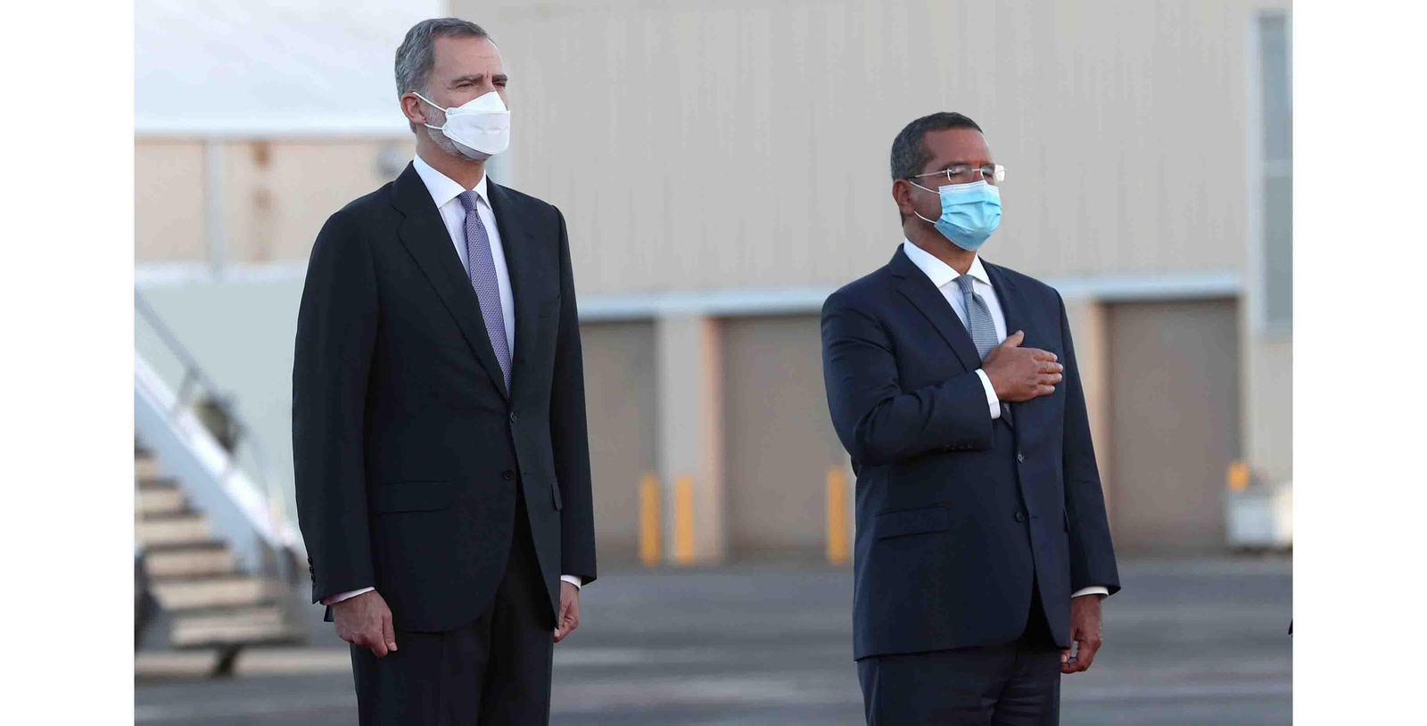 El rey de España, Felipe VI, es recibido por el gobernador de Puerto Rico, Pedro Pierluisi, en San Juan (Puerto Rico). EFE/ Orlando Barría