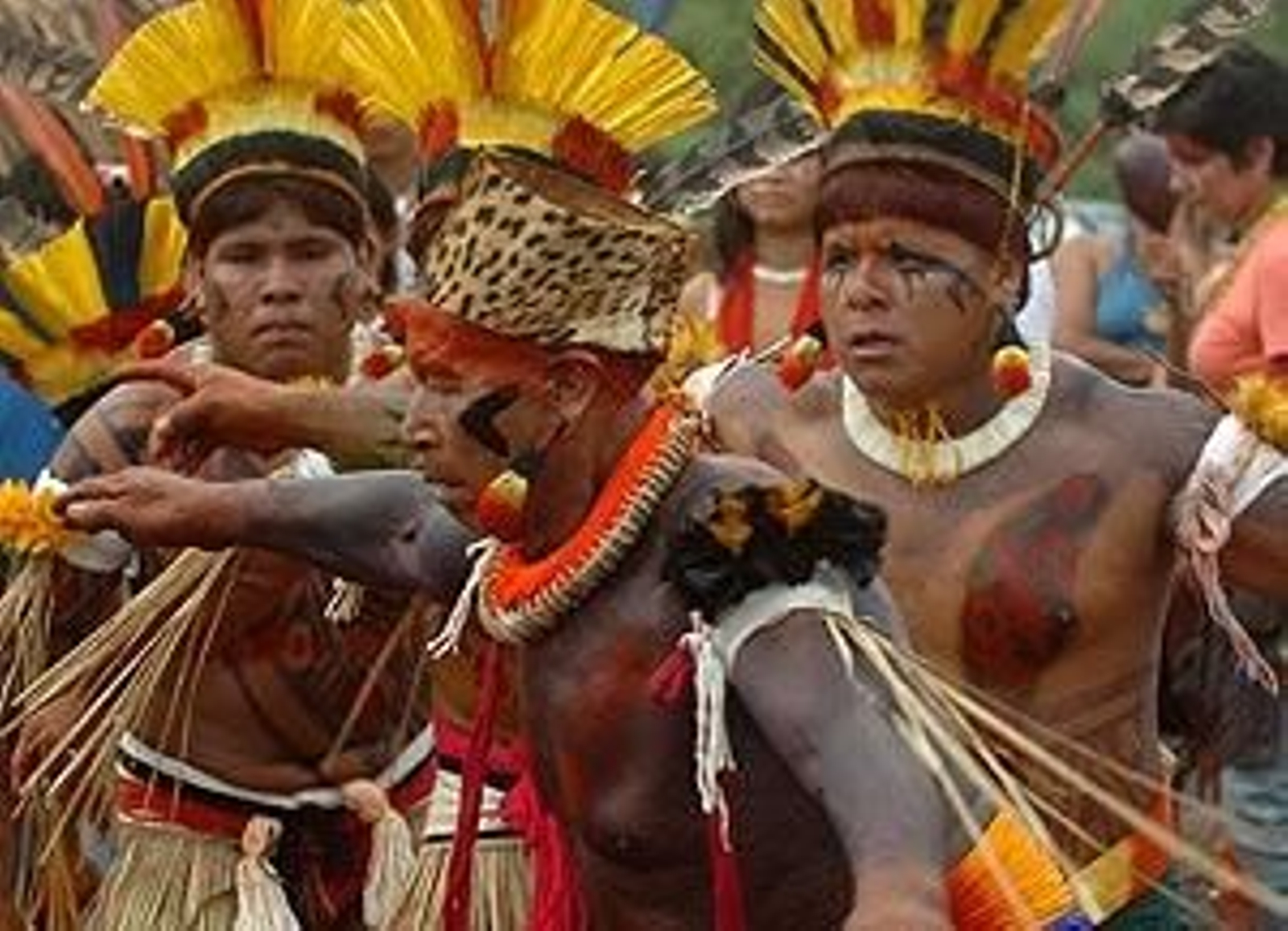 Representantes de una tribu de indios brasileños.