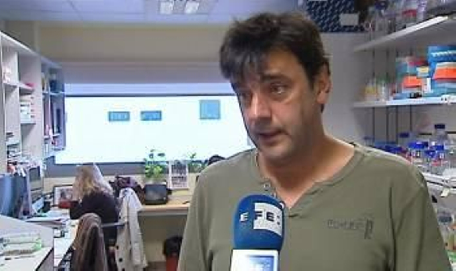 José Félix de Célix, atendiendo a los medios en el Centro de Biología Molecular Severo Ochoa.