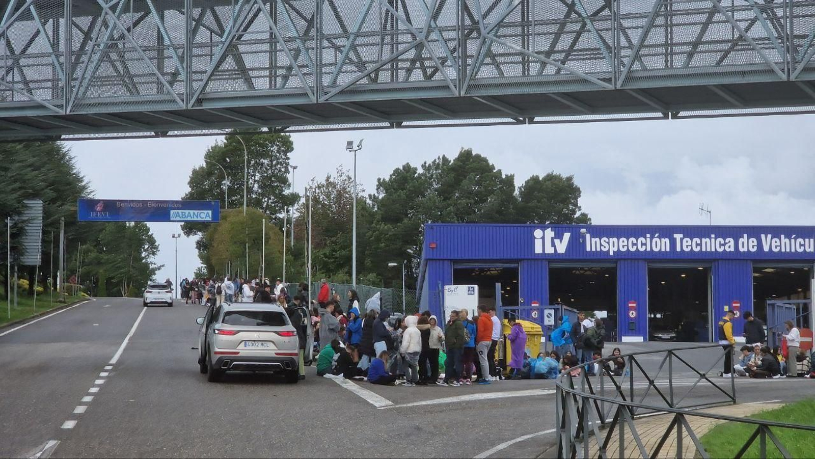 Largas colas en el Ifevi para el concierto de Quevedo en Vigo. // J.V. Landín