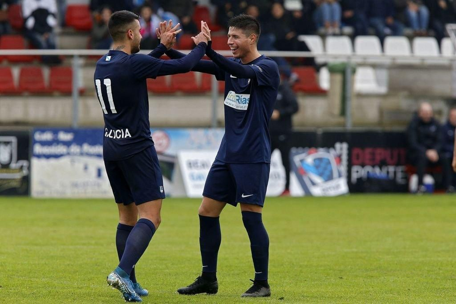 Adri Castro celebra uno de sus tres goles de ayer con Abelenda.