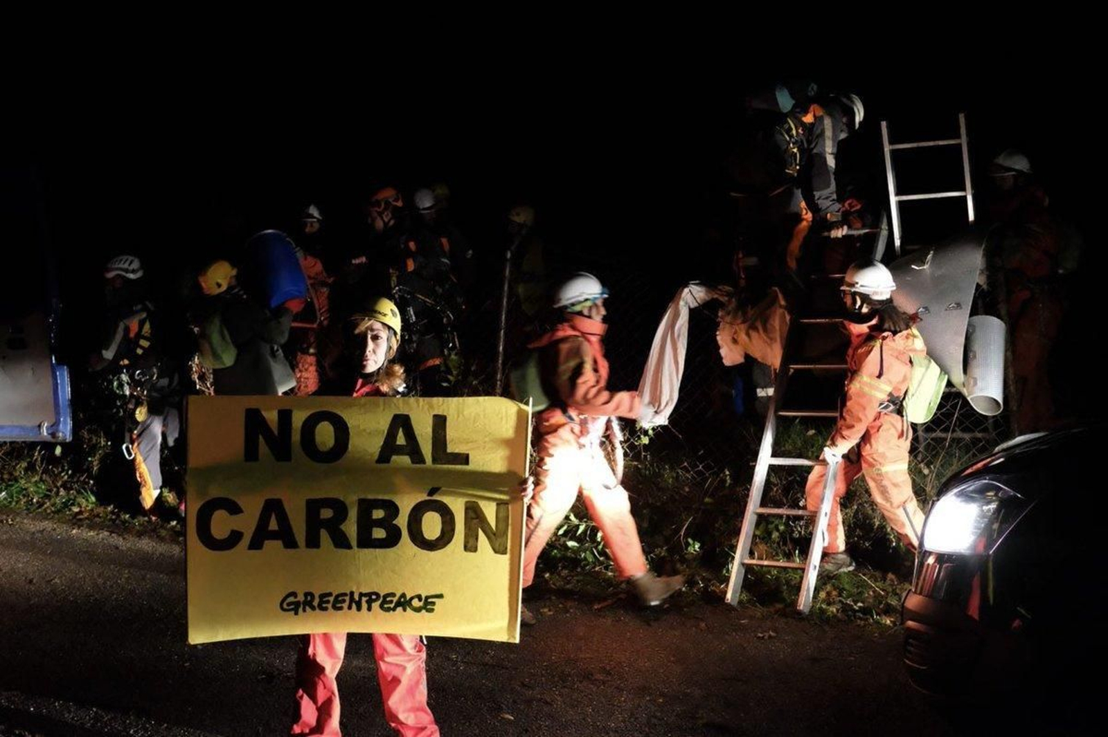Activistas de Greenpeace en la central térmica de Meirama