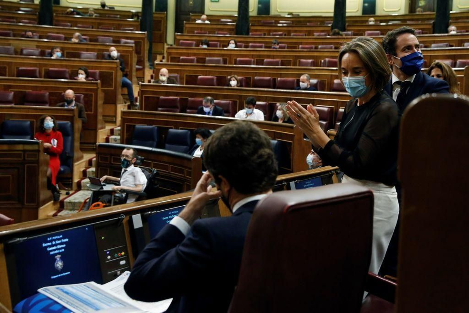 Pablo Casado recibe el aplauso de Cuca Gamarra. Al fondo, de rojo, la ministra María Jesús Montero.