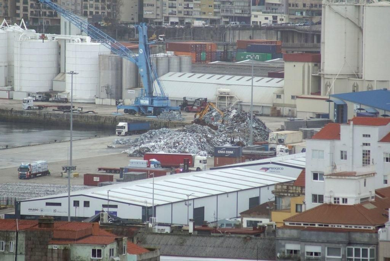 Así estaban este lunes los muelles comerciales de Guixar y Areal, sin apenas espacio para mover la carga.