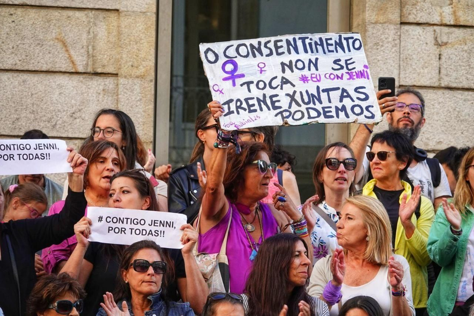 Concentración en apoyo a Jenni Hermoso en Vigo. // Vicente Alonso