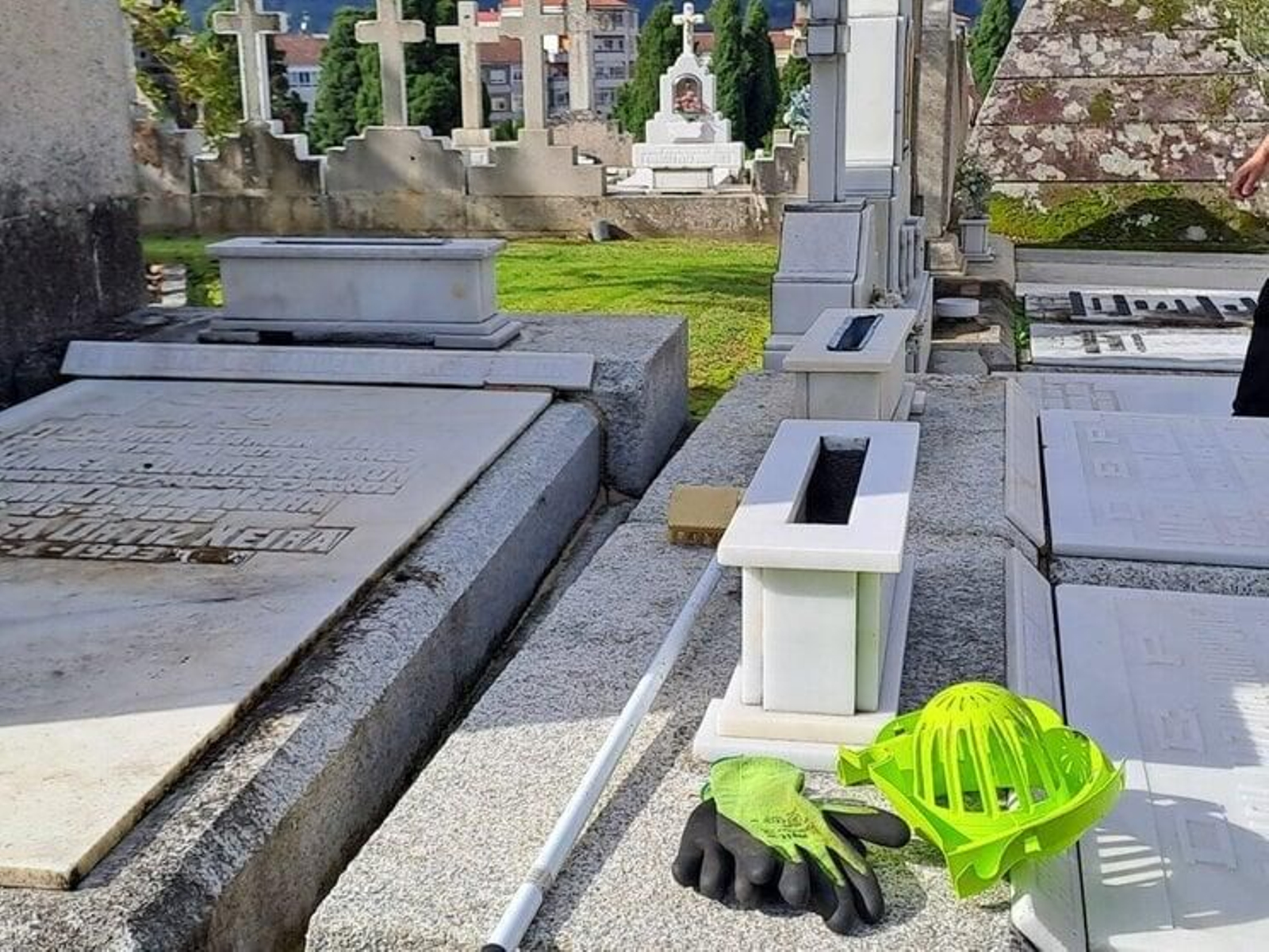 Lápidas con utensilios de limpieza.