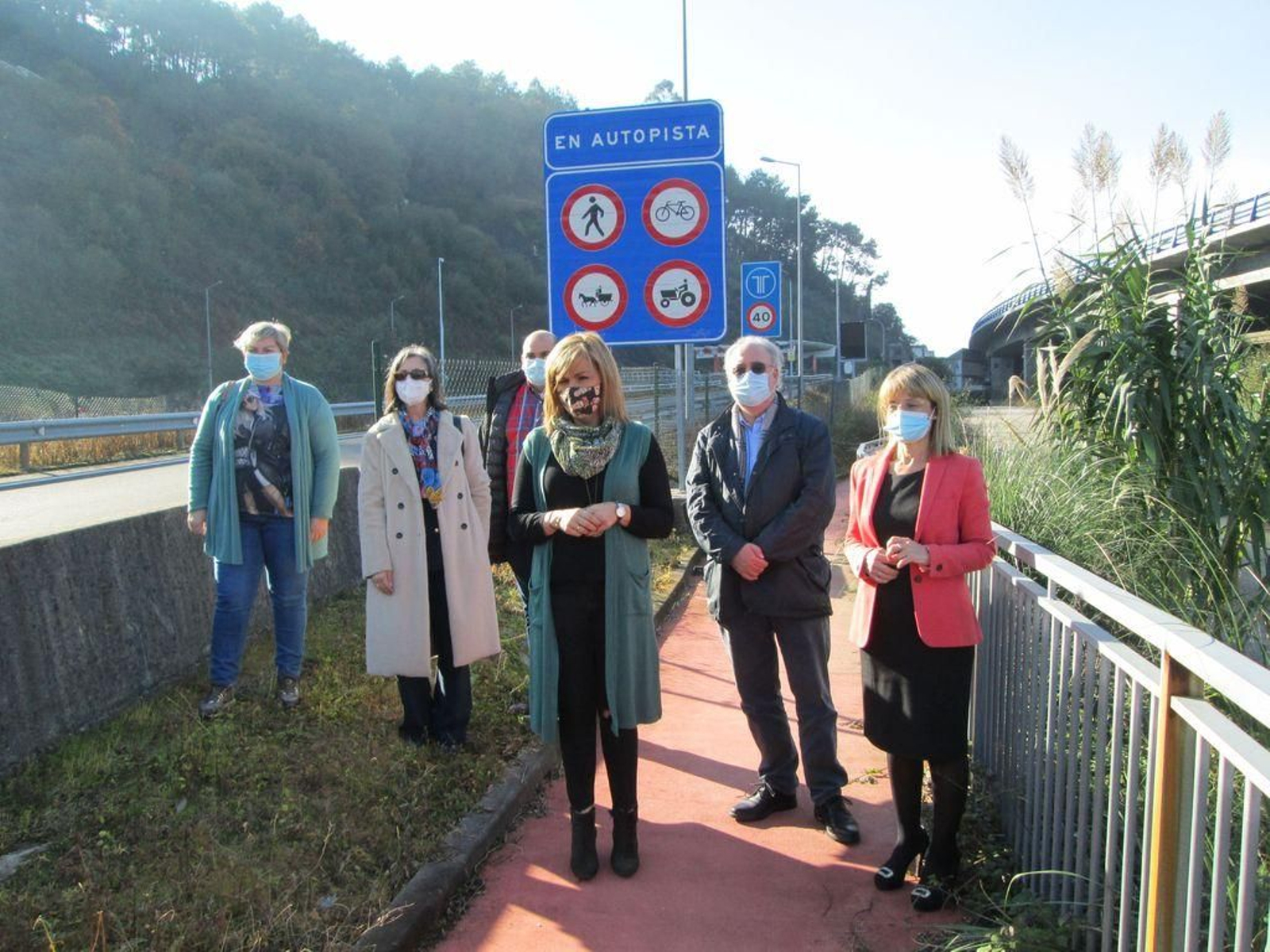 Digna Rivas, Guillermo Meijón y Ángeles Marra, ayer en Cabanas a pocos metros del peaje.