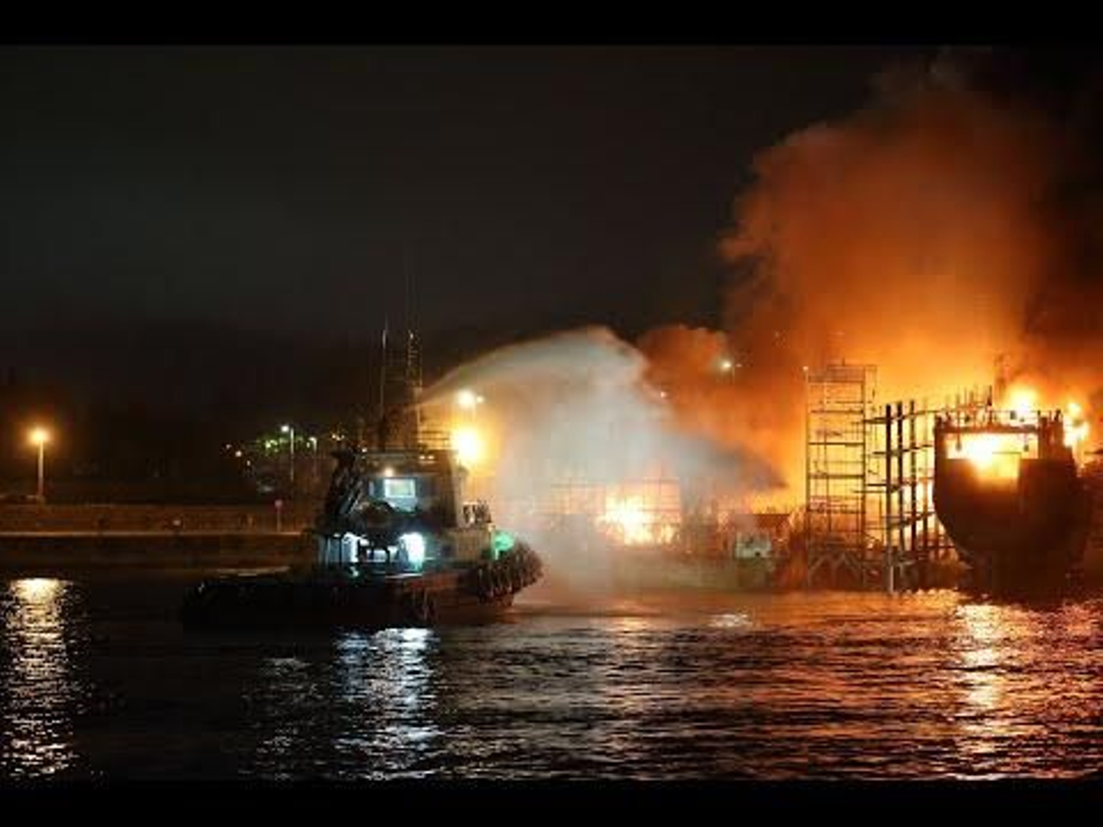 Un devastador incendio en el astillero de Placeres en Marín destruye varios barcos