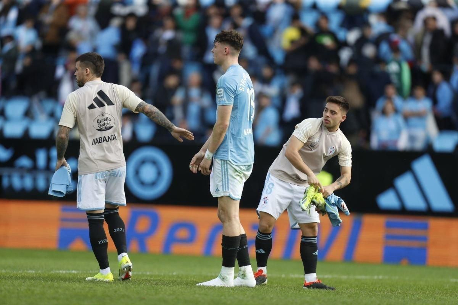 Beltrán recoge las botas de Larsen al finalizar el partido del pasado domingo en Balaídos.