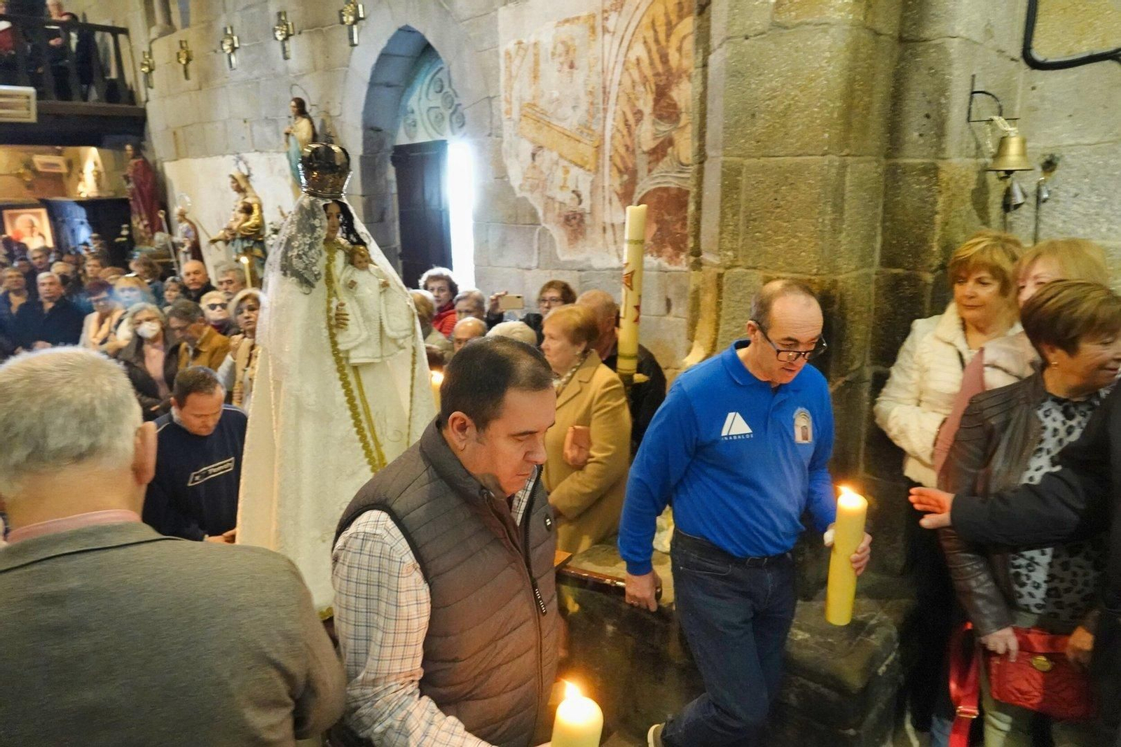 Fieles en la romería de As Candelas en Castrelos.