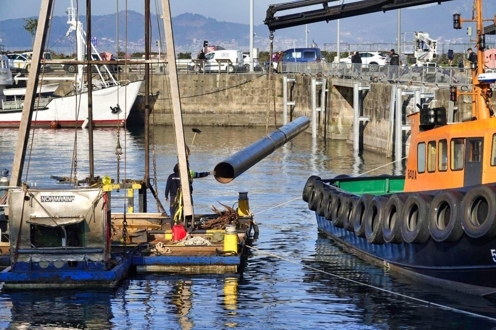 Comenzaron las obras de instalación de los nuevos pantalanes flotantes en la dársena de A Laxe del puerto vigués.
