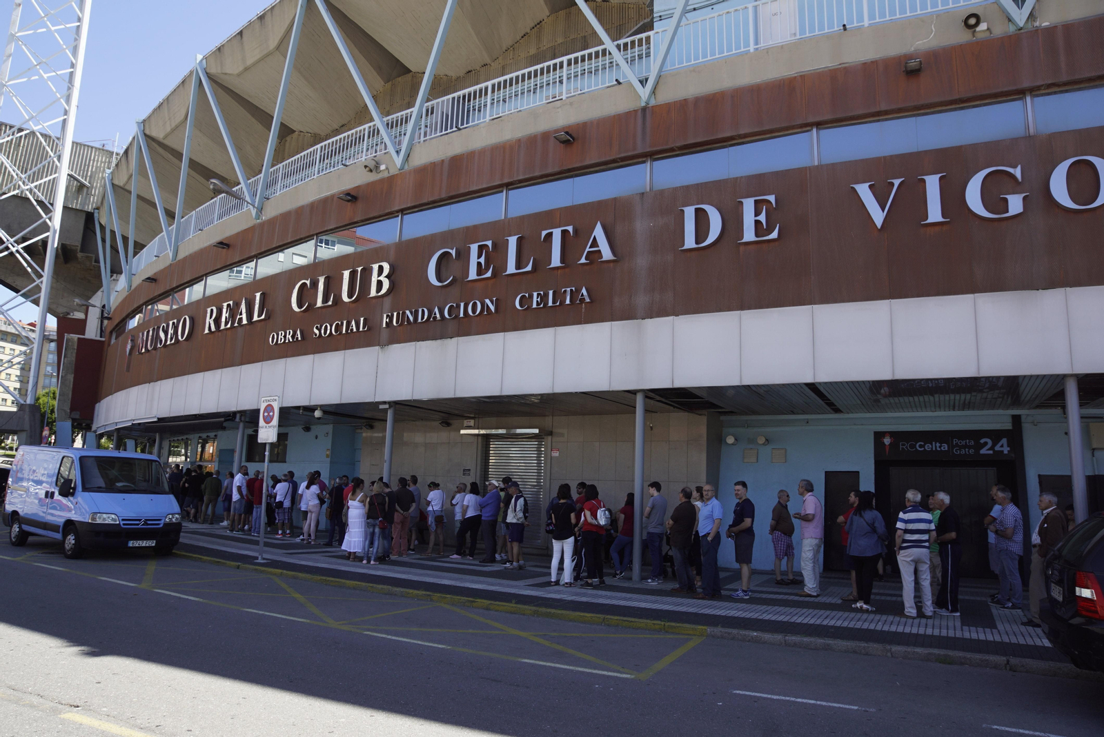 Una larga cola ayer en Balaídos.