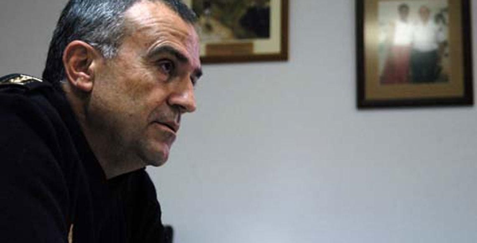 El comisario español Juan Jesús Peñalver, homenajeado en Uruguay.