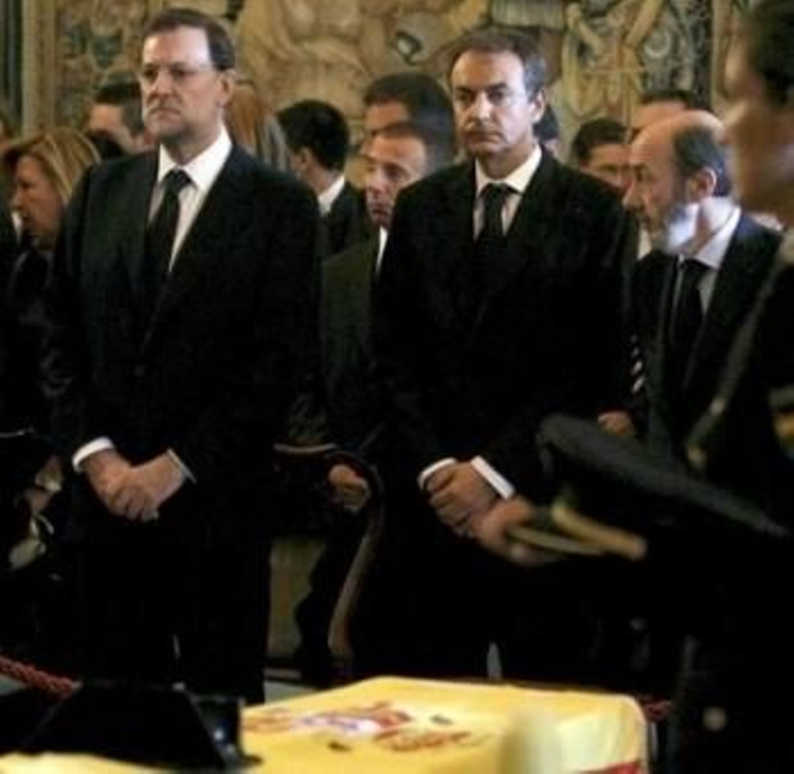 Rajoy, Zapatero y Rubalcaba, en la capilla ardiente.