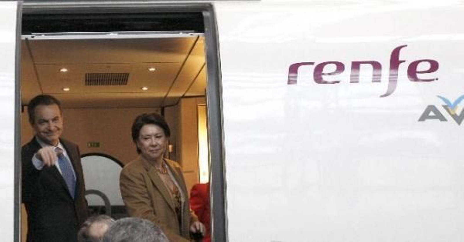 El presidente del Gobierno, José Luis Rodríguez Zapatero, junto a la ministra de Fomento, Magdalena Alvarez