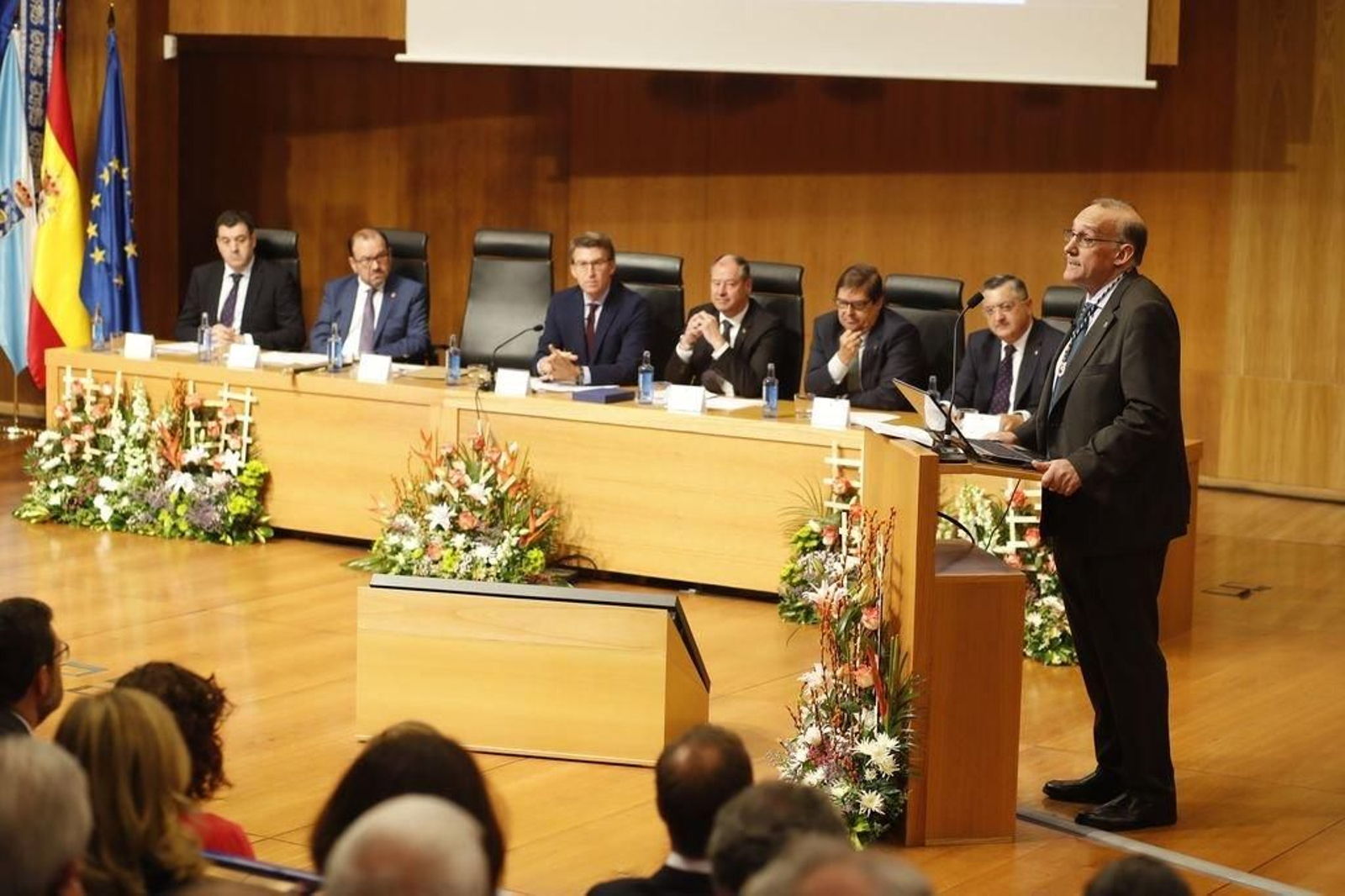 Reigosa toma posesión ante el conselleiro Román Rodríguez; el rector de Santiago, Antonio López; el presidente Alberto Núñez Feijóo; el rector de Coruña, Julio Abalde y el presidente del Consello Social da Universidade de Vigo, Ernesto Pedros