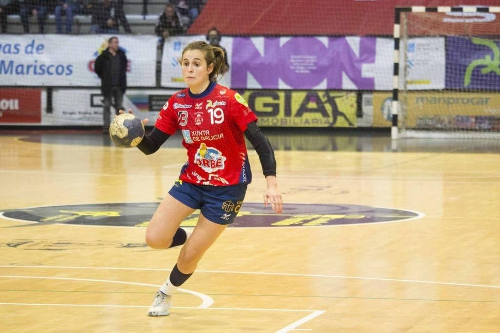 Anthía Espiñeira avanza con el balón en el último derbi.