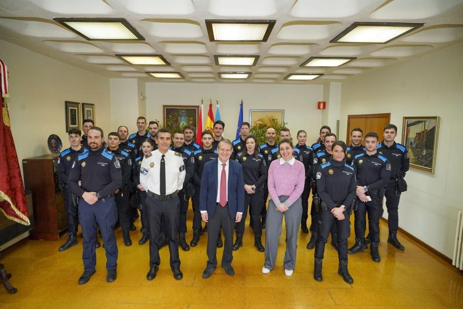 El alcalde vigués, Abel Caballero, y la concejala de Seguridad, Patricia Rodríguez, ayer en con los 21 nuevos agentes locales.