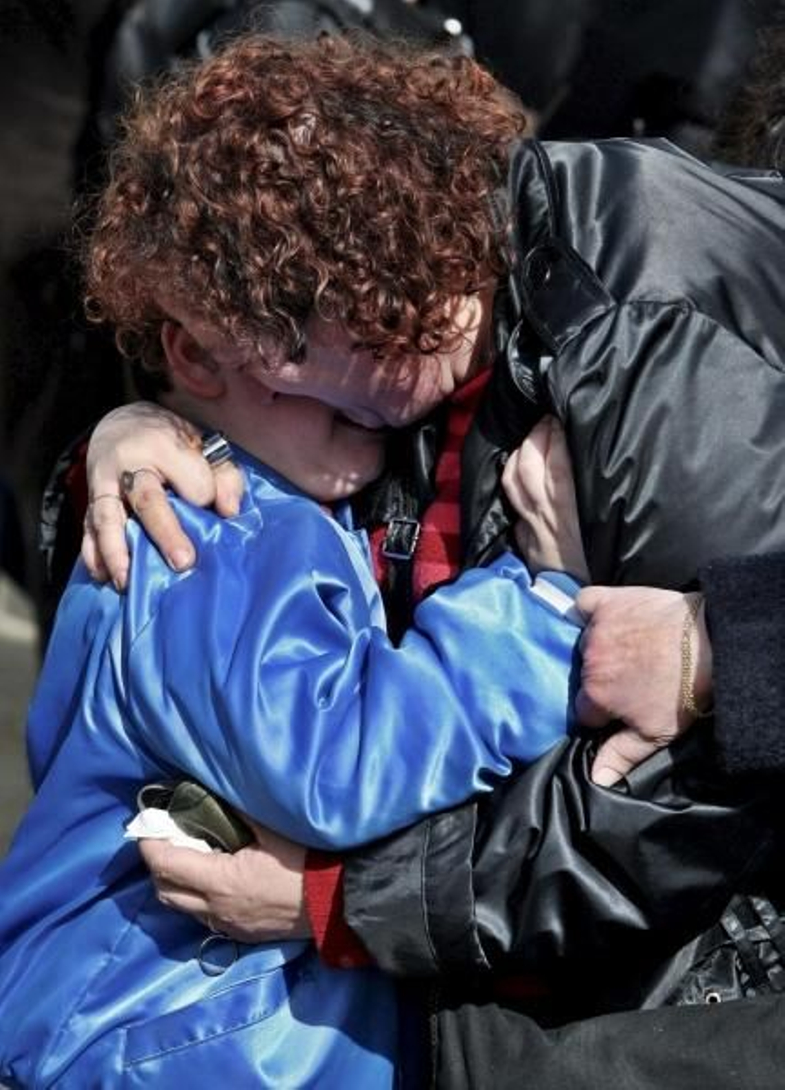 Dos familiares de las víctimas se abrazan durante el funeral. (Foto: EFE)