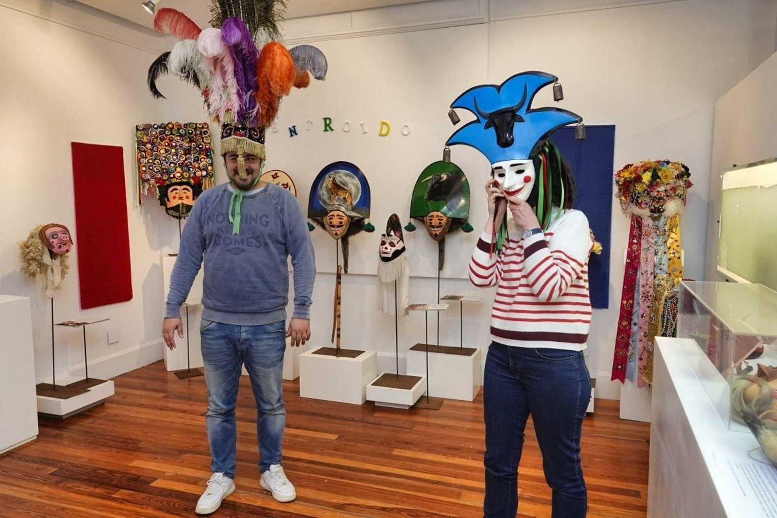 O sombreiro dos Xenerais do Ulla e o Vergalleiro de Sarreaus dan a benvida á  sala de máscaras.