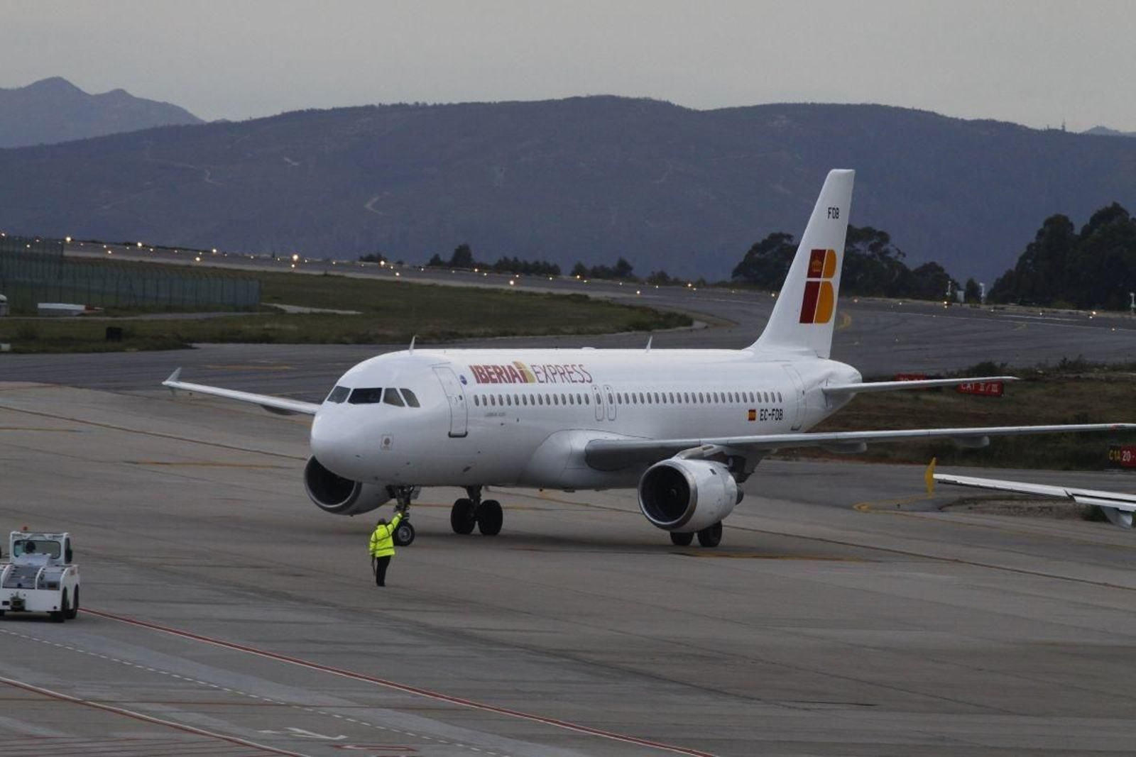 Un avión de la compañía Iberia se encuentra estacionado en el aeropuerto de Peinador.