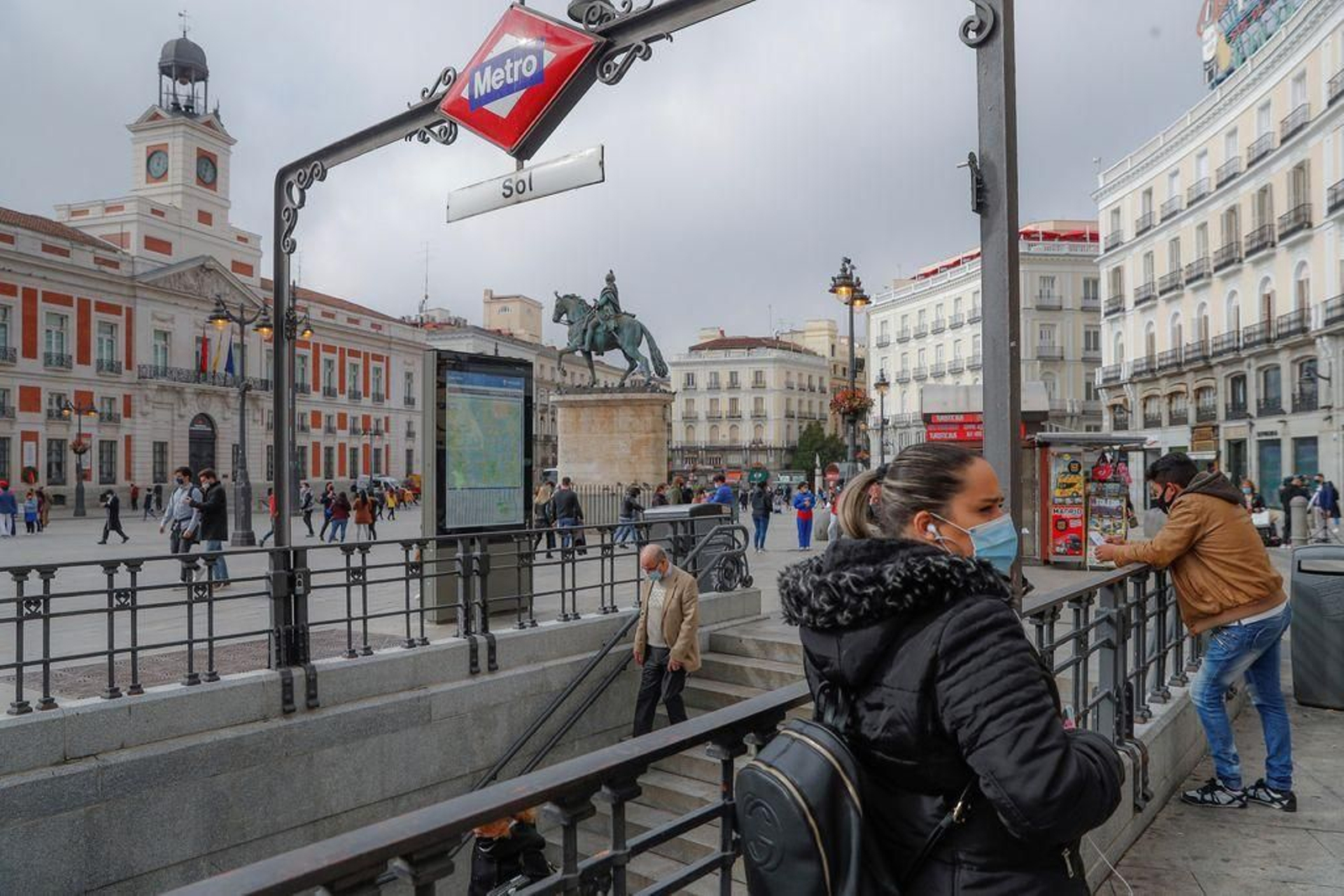 Ambiente que se respiraba en la Puerta del Sol de Madrid durante la tarde de ayer.